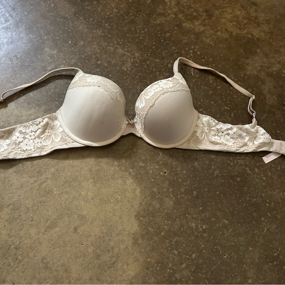 Victorias Secret body by Victoria 34c Elegant Lace Underwire Bra - Cream